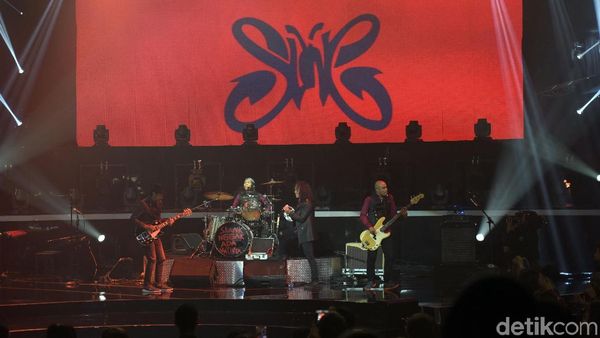 Slank Bicara Cinta di Konser Slank in Love