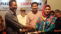 Anggota SC Piala Presiden Airin yang juga Wali kota Tangerang Selatan emmberikan penghargaan kepada beberapa pihak. Panitia pun berjanji, musim depan hadiah Piala Presiden ini akan ditambahkan menjadi 3,5 Miliar untuk juara pertama. Foto: dok. Piala Presiden 2018