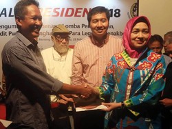 Anggota SC Piala Presiden Airin yang juga Wali kota Tangerang Selatan emmberikan penghargaan kepada beberapa pihak. Panitia pun berjanji, musim depan hadiah Piala Presiden ini akan ditambahkan menjadi 3,5 Miliar untuk juara pertama. Foto: dok. Piala Presiden 2018