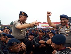 Jadi Warga Kehormatan, Pejabat Humas Polri Diarak Prajurit Brimob