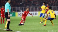 Riko Simanjuntak berusaha melewati pengawalan pemain Tampines Rovers.
