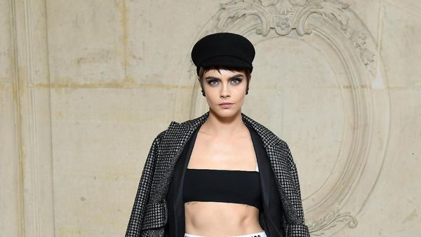 Foto: Seksinya Cara Delevingne Pamer Perut Rata