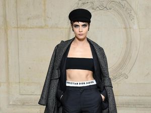 Foto: Seksinya Cara Delevingne Pamer Perut Rata