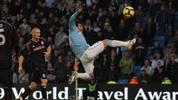 Carlos Tevez (23 gol) di Manchester City, Premier League 2009/2010. Tevez langsung subur pada musim pertamanya di City, dengan membuat 23 gol Premier League. Itu juga menjadi musim tersuburnya di ajang tersebut. (Foto: Alex Livesey/Getty Images)