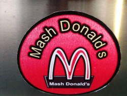 Resto yang Niru Abis-abisan Logo Ternama hingga Gaya Ngopi Triawan Munaf