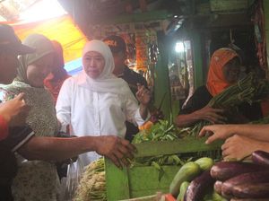 Blusukan di Pasar Sepanjang, Khofifah Bersyukur Dapat Banyak Doa