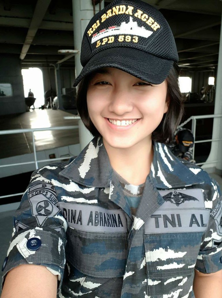 Foto: Pesona Dina Abharina, Tentara Cantik Bikin Pria Rela 'Ditembak&a...