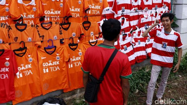 Pedagang Atribut Persija Serbu GBK
