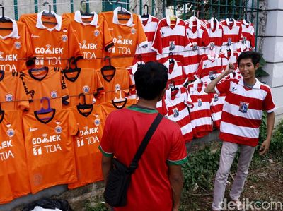 Pedagang Atribut Persija Serbu GBK