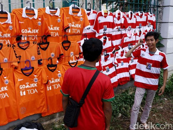 Pedagang Atribut Persija Serbu GBK