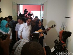 Menhub Budi Karya Lelang Gitar Elek Yo Band, Ini Kata Sri Mulyani