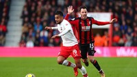 Pemain Soton lainnya, Sofiane Boufal, melakukan 4,6 dribel setiap laga. Persentase gocekan berhasil ada di angka 53 persen. (Foto: Clive Rose/Getty Images)