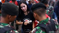 Tas pun diperiksa demi keamanan jalannya pertandingan tersebut.