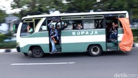 Jakmania datang dengan menggunakan bus kota.