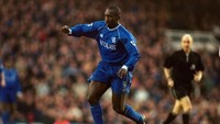 Jimmy Floyd Hasselbaink (23 gol) di Chelsea, Premier League 2000/2001. Hasselbaink direkrut Chelsea di musim panas 2001 dan langsung mencetak 23 gol Premier League pada musim pertamanya di klub itu. Semusim kemudian, ia juga mencetak gol dalam jumlah yang sama. (Foto: Clive Mason /Allsport)