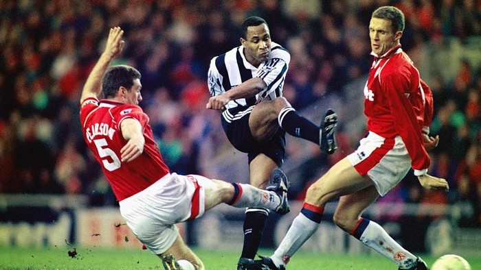 MIDDLESBROUGH, UNITED KINGDOM - FEBRUARY 10:   Newcastle striker Les Ferdinand (c) shoots to score the winning goal despite the attempts of the Middlesbrough defenders Nigel Pearson (l) and Steve Vickers during the FA Premier League match between Middlesbrough and Newcastle United at the Riverside on February 10, 1996 in Middlesbrough, England. (Photo by Mark Thompson/Allsport/Getty Images)