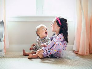 Senangnya Lihat Kakak dan Adik Akur Seperti Ini