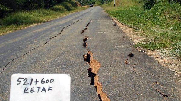 Ada Gempa, Jalan Trans Papua Retak-retak