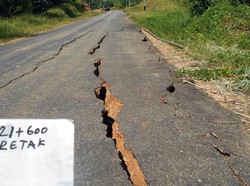 Jalan Trans Papua yang Retak karena Gempa Panjangnya 1,2 Km