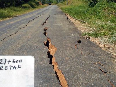 Ada Gempa, Jalan Trans Papua Retak-retak