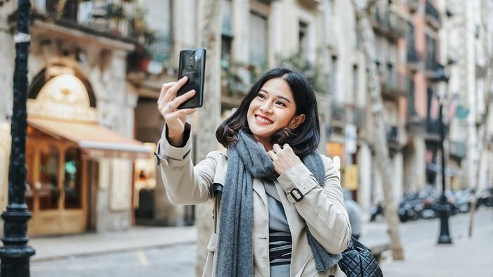 Galaxy S9 dalam genggaman Dian Sastro. Foto: samsung