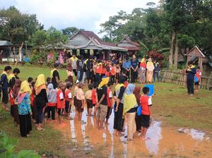 Meski Jalan Kaki 5 Km, Siswa SD di Maros Tetap Semangat Sekolah
