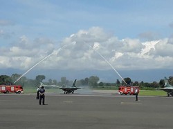 Sebelum Dioperasikan, 24 Pesawat F-16 Jalani Ritual Prosesi Pelangi