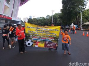 Ditemani Cucu, Kakek Ini Ajak Jakmania Sosialisasikan Jaga GBK