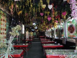 Makan Sambil Tulis Surat Cinta di Hot & Sexy Chicken