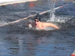 Wow! Ada Lomba Renang dalam Air Es di Rusia