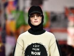 Pertama Kali, Dior Tampilkan Model Berhijab di Paris Fashion Week