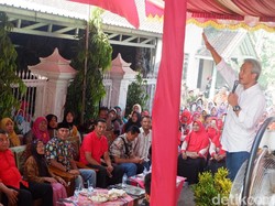 Cerita Ganjar yang Tetap Terima Aduan Warga Meski Sedang Cuti