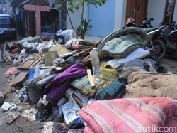 Aneka Sampah Usai Banjir di Bandung: Ada Kasur hingga Kursi
