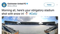 Masih dari Inggris, klub divisi empat Colchester United tidak mau kalah memamerkan hamparan permadani salju di stadionnya. (Foto: Twitter)