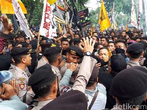 Pesilat dan Suporter Sempat Bersitegang, Polisi Menengahi