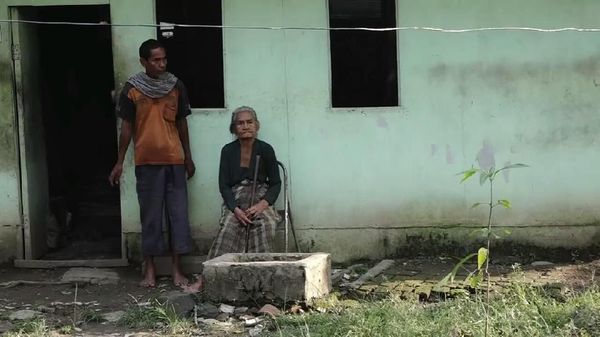 Foto: Nenek Renta Miskin Hidupi 2 Putranya yang Gila