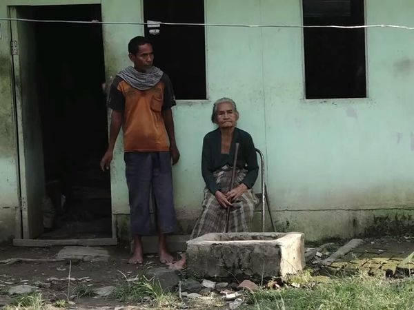 Foto: Nenek Renta Miskin Hidupi 2 Putranya yang Gila