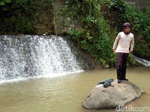 Rahmat Bikin Rock Balancing Disela Memungut Sampah di Sungai Rahmat Bikin Rock Balancing Disela Memungut Sampah di Sungai