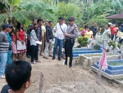 Mimpi Bapaknya Masih Hidup, Dwi Bongkar Kuburan Ayah