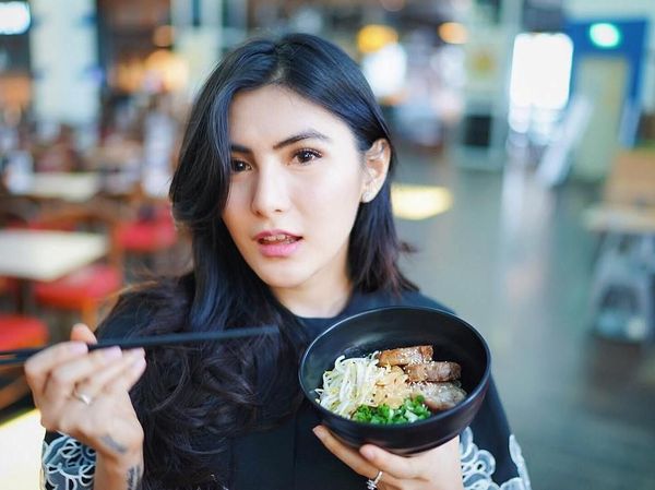 Gemar Makan Petai dan Makanan Jepang, Ini Momen Angela Lee Bersama Makanan