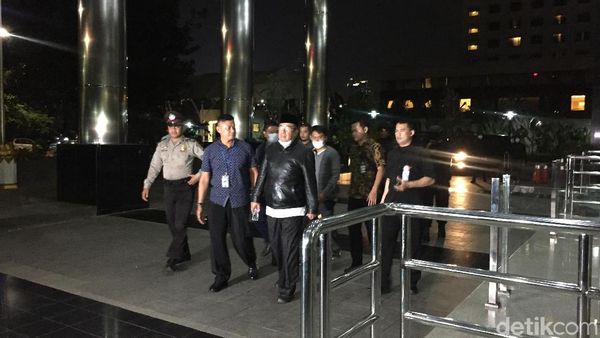 Lepas Masker, Ini Cagub Sultra yang Kena OTT saat Tiba di KPK