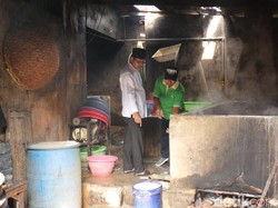 Gus Ipul ke Sentra Tempe Sanan: Terjang Asap, Ikut iris Bahan Keripik