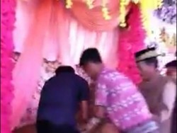 Didatangi Mantan di Pesta Pernikahan, Pengantin Wanita Pingsan