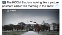 Klub Hull City berkelakar bahwa pemandangan di Stadion KCOM, markasnya, sudah tampak seperti di kartu pos bergambar saja akibat keberadaan salju. (Foto: Twitter)