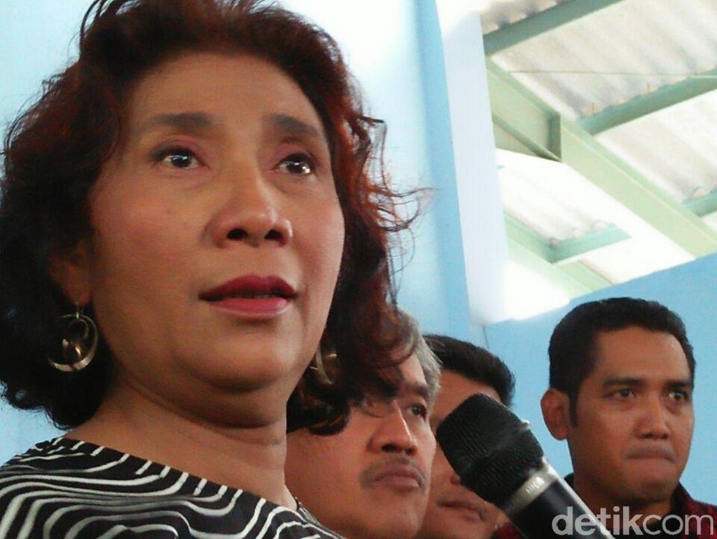 Viral Video Penyelam Tunggangi Hiu Paus, Susi: Sudah Ditangkap Viral Video Penyelam Tunggangi Hiu Paus, Susi: Sudah Ditangkap