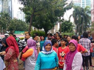 Warga Kumpul di Lokasi Hujan Duit di Kuningan Warga Kumpul di Lokasi Hujan Duit di Kuningan