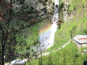 Saat Air Terjun Berpadu dengan Pelangi