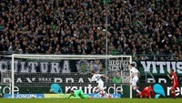 Stadion tim Jerman kembali masuk daftar. Kali ini Borussia-Park yang merupakan markas Borussia Moenchengladbach. Rata-rata jumlah penontonnya adalah 51.494 orang. (Foto: Christof Koepsel/Getty Images For MAN)