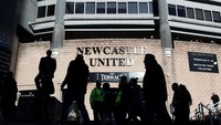 Newcastle United punya salah satu suporter terbaik di Inggris, tak heran rata-rata jumlah penonton di stadionnya termasuk yang tertinggi. Musim lalu jumlah penonton di St. James Park rata-rata 50.106 per partai. (Foto: Catherine Ivill/Getty Images)