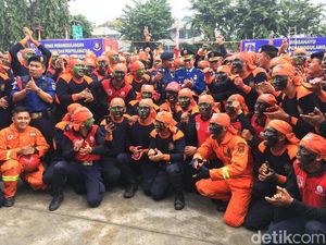 Damkar DKI Pamer Kebolehan di Hadapan Anies Damkar DKI Pamer Kebolehan di Hadapan Anies